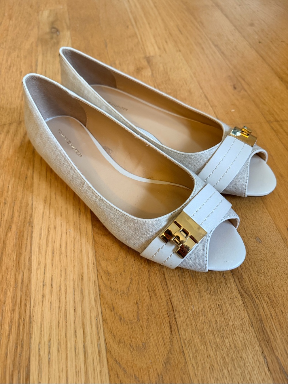 Ladies Size 10M "Tommy Hilfiger" Beige & White Peep-Toe Flats with Gold Hardware